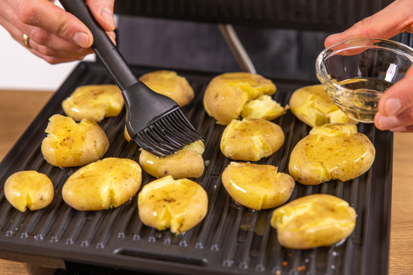 Kartoffeln mit Öl bepinseln