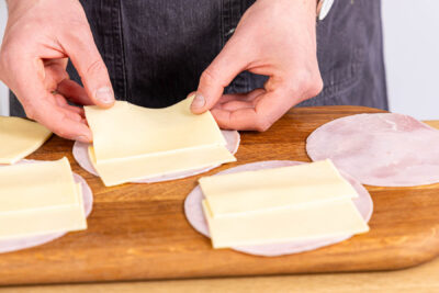 Käse auf Schinken legen