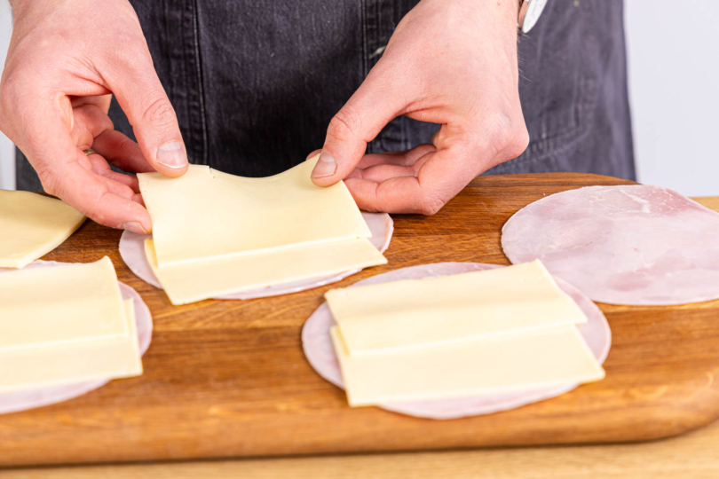 Käse auf Schinken legen