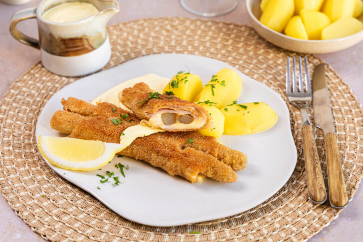 Spargel Cordon Bleu mit Kartoffeln und Sauce Hollandaise