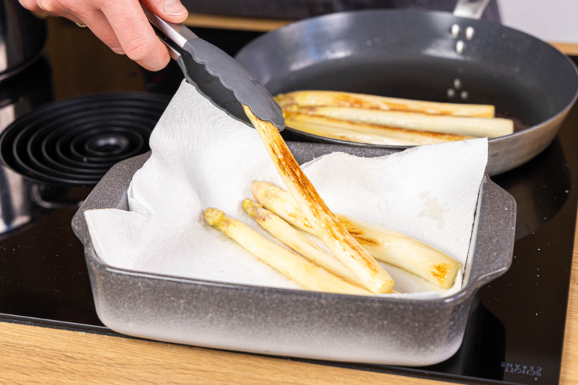 gebratenen Spargel auf Küchenpapier legen