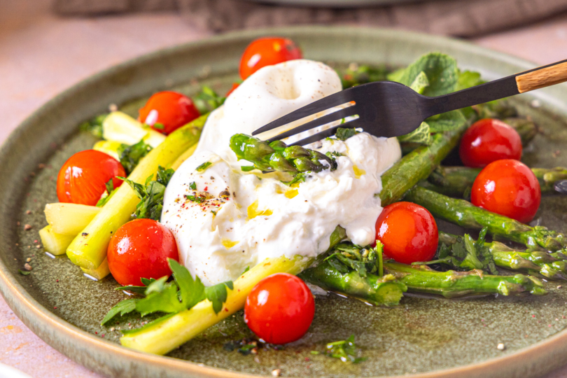grünen Spargel mit Burrata genießen