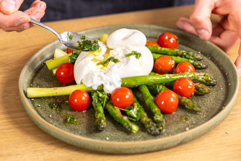 Spargel mit Burrata und Dressing anrichten