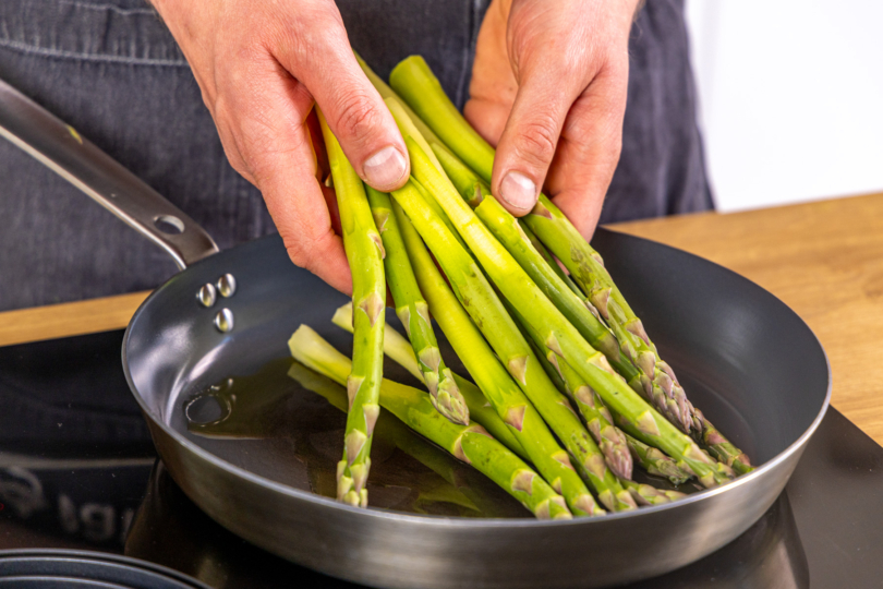 grünen Spargel in der Pfanne anbraten