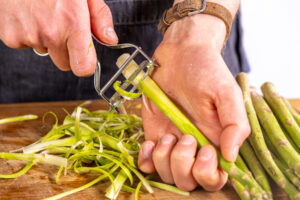 Spargel im unteren Drittel schälen