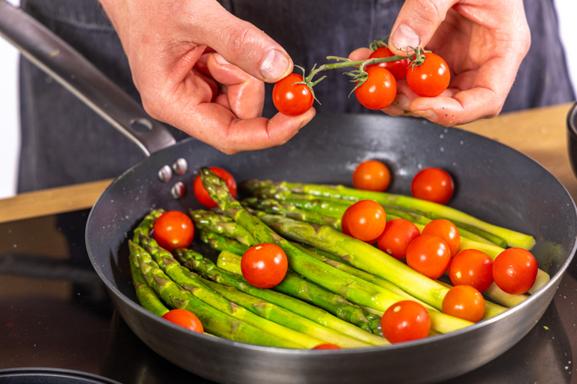 Tomaten zum Spargel geben