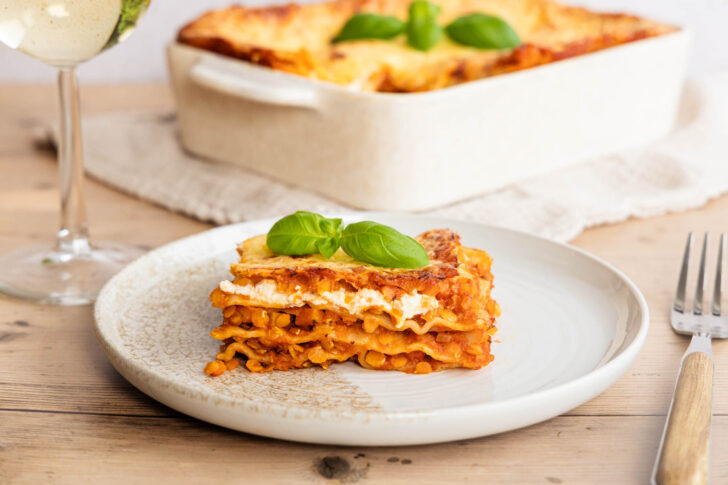 Stück Linsenlasagne auf dem Teller