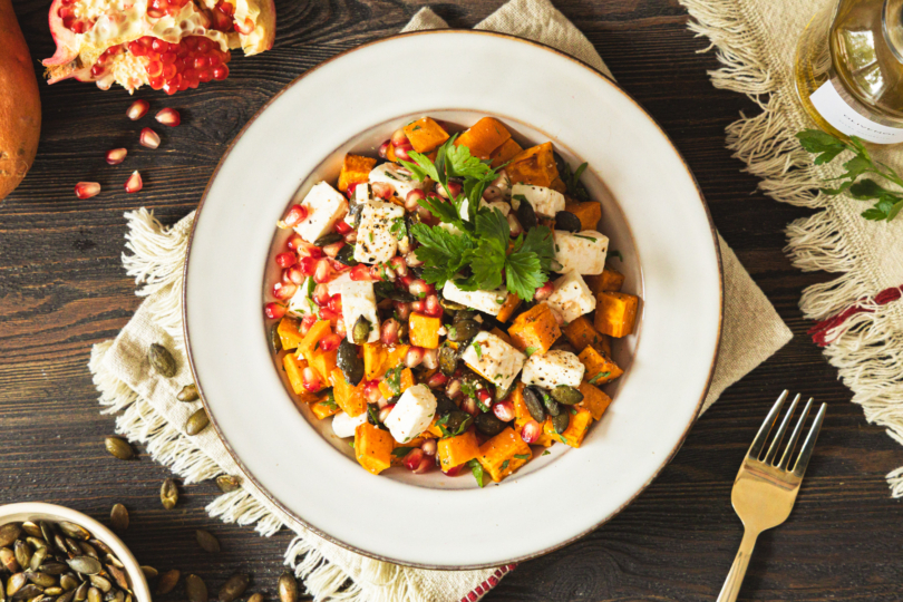 Süßkartoffel-Feta-Salat mit Kürbiskernen