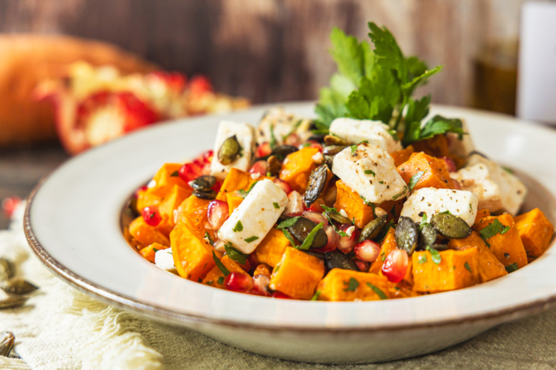 Süßkartoffel-Feta-Salat mit Granatapfel