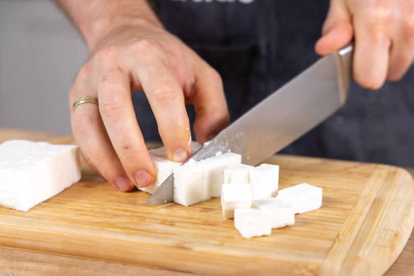 Feta würfeln