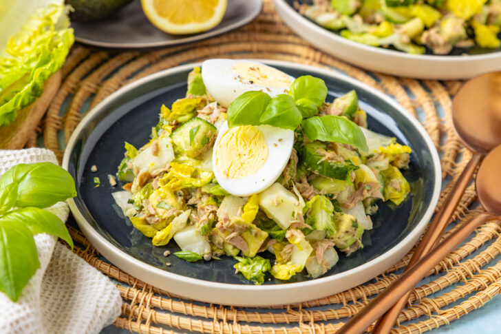 Avocado-Salat mit Thunfisch und Ei