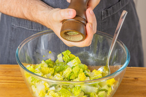 Thunfisch-Avocado-Salat mit Salz und Pfeffer würzen