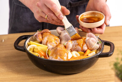 Wachteln mit Marinade bestreichen