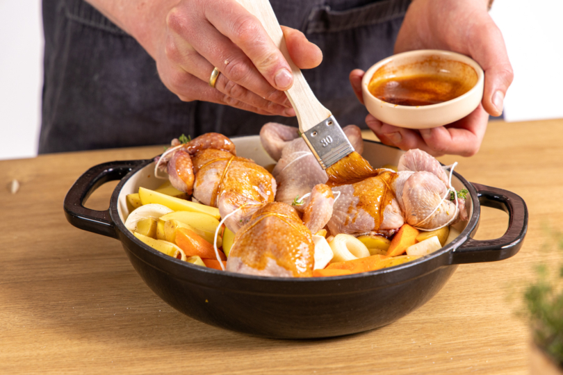 Wachteln mit Marinade bestreichen