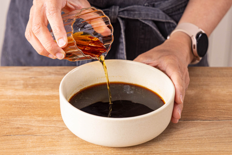 Espresso mit Amaretto mischen