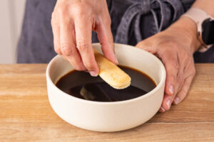 Löffelbiskuit in Espresso mit Amaretto tränken