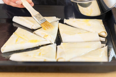 Tiropitakia mit Butter einpinseln