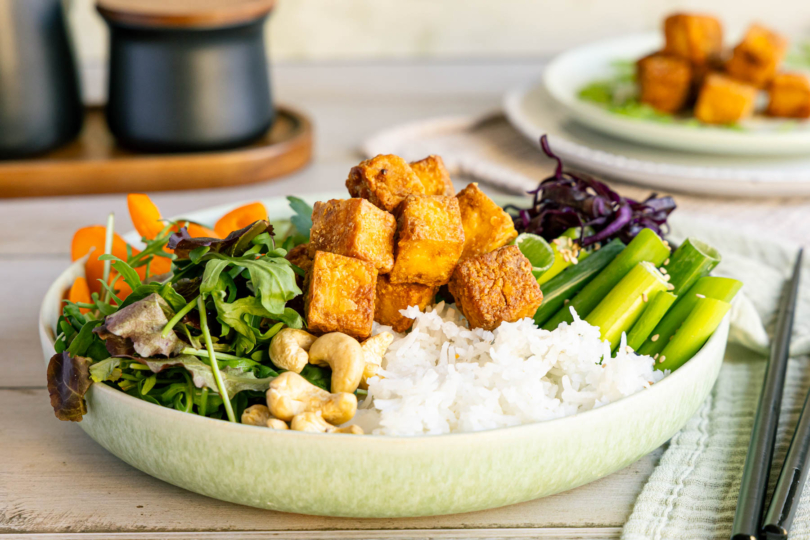 knuspriger Tofu aus dem Airfryer auf einer Bowl