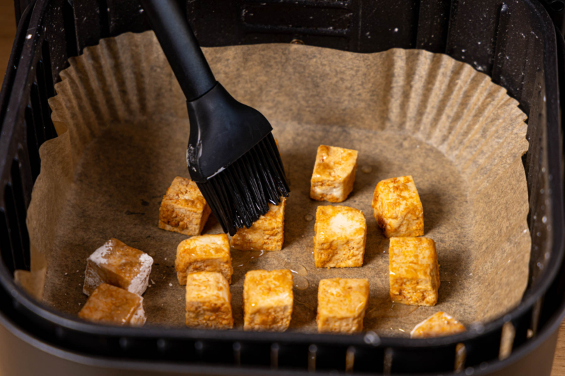 Tofu einölen und backen