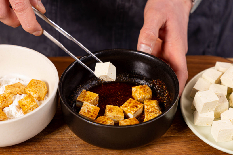 Tofu marinieren und in Stärke wälzen