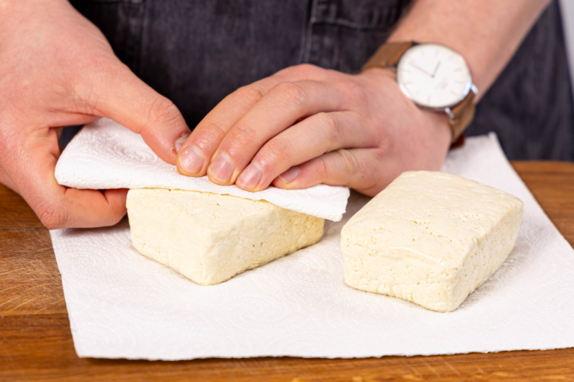 Tofu gut trocken tupfen und