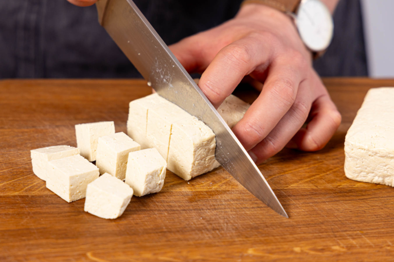 Tofu in Würfel schneiden