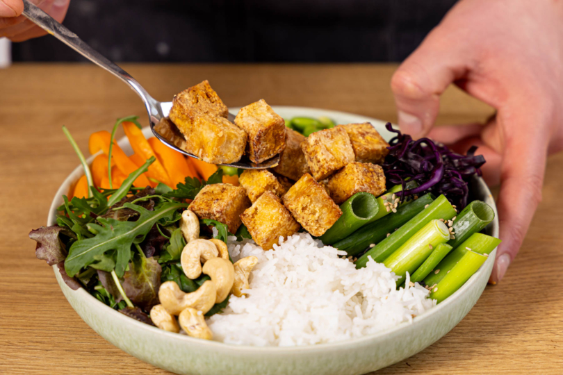 knusprigen Tofu aus dem Airfryer auf einer Bowl anrichten