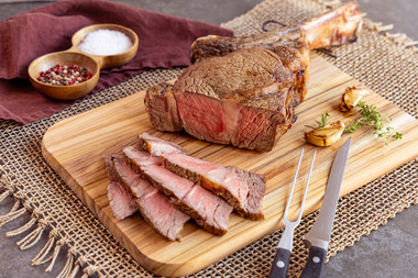 Tomahawk Steak in der Pfanne braten - in Tranchen geschnitten