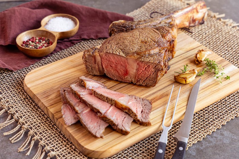 Tomahawk Steak in der Pfanne braten - in Tranchen geschnitten