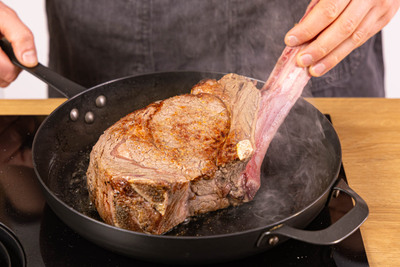 Tomahwak Steak scharf anbraten