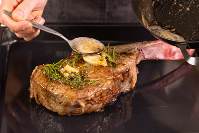Fleisch auf ein Backblech legen