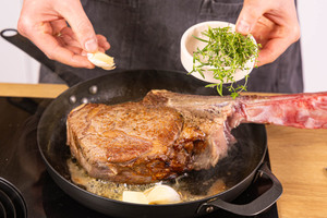 Butter Knoblauch und Kräuter mitbraten