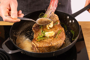 Fleisch beim Braten mit Butter übergießén