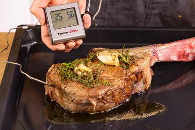 Fleischthermometer ins Fleisch stecken