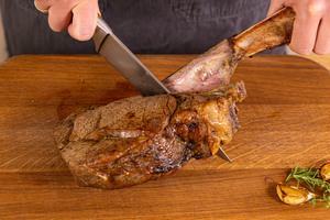 Fleisch vom Knochen schneiden