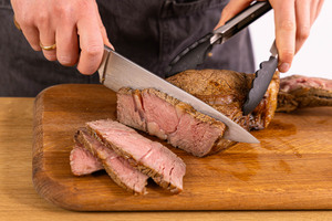 Tomahwak Steak in Tranchen schneiden