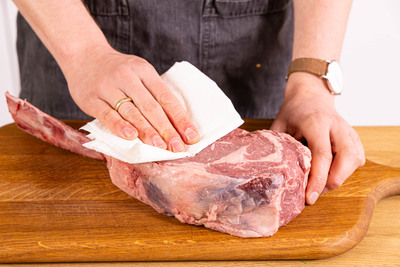 Tomahawk Steak temperieren und trocken tupfen