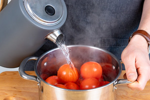 Tomaten übergießen