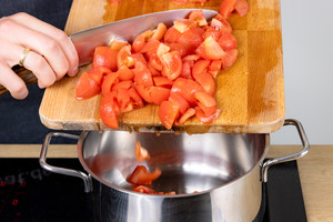 Tomaten dazugeben