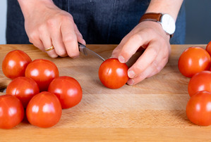 Tomaten kreuzweise einschneiden