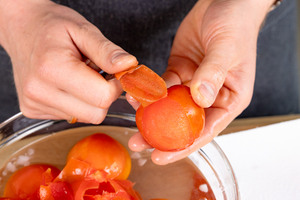 Tomatenhaut entfernen