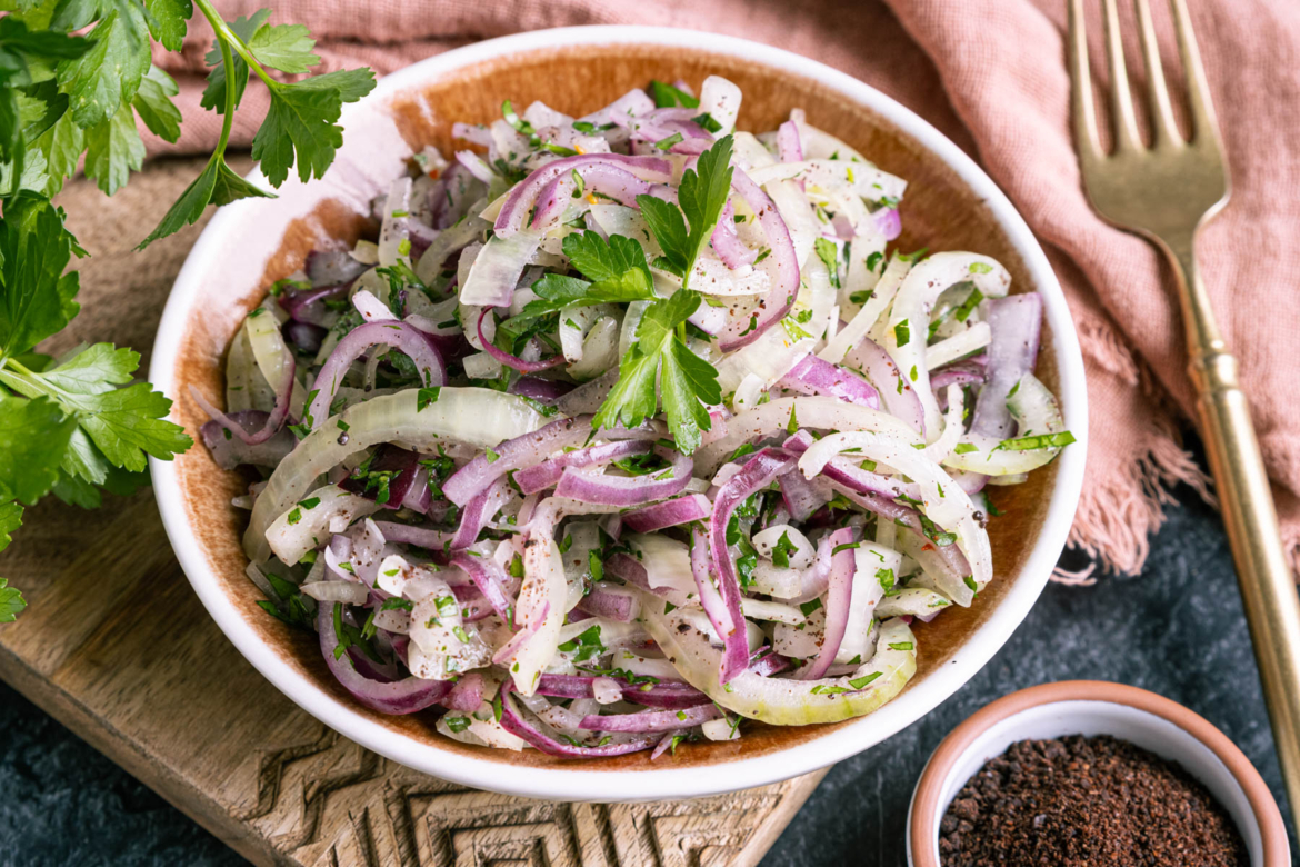 Türkischer Zwiebelsalat mit Sumach