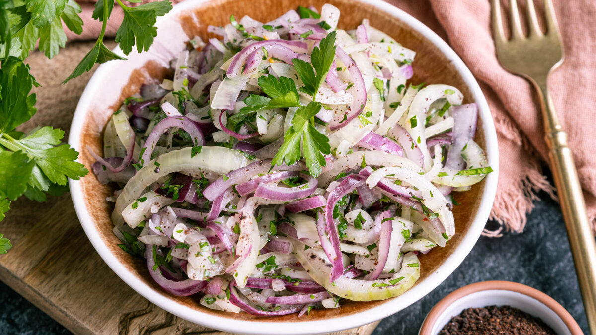 Türkischer Zwiebelsalat: das beste Rezept mit Sumach