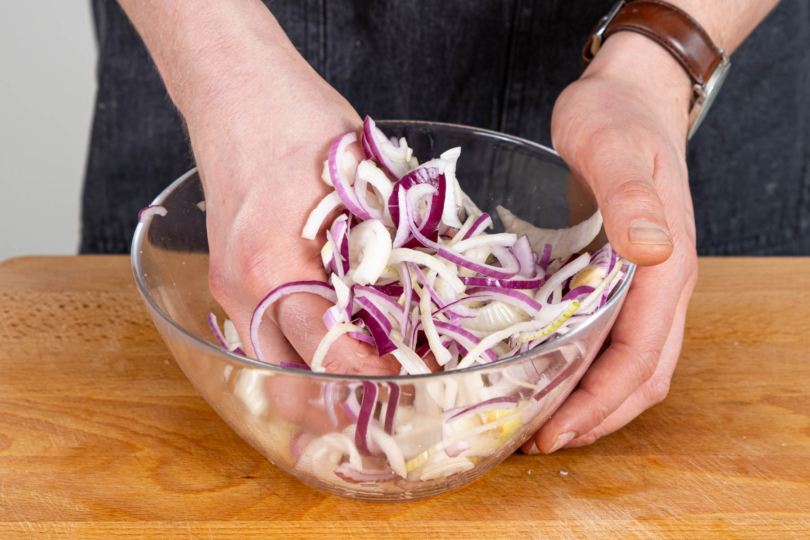 Zwiebelringe salzen und kneten