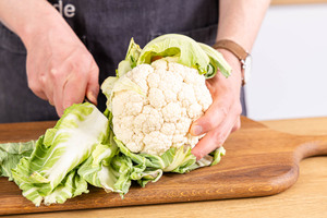 Blätter vom Blumenkohl schneiden