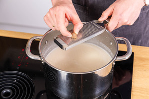 vegane Blumenkohlsuppe würzen