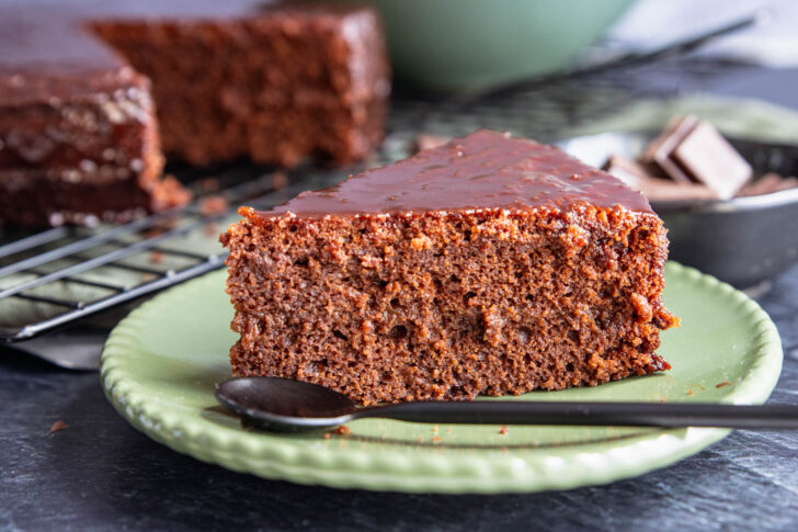 Ein Stück vegane Sachertorte auf einem Teller