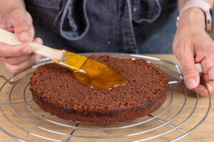 Mit Marmelade bestreichen