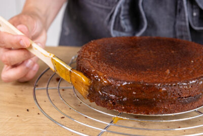 Tortenrand mit Marmelade bestreichen
