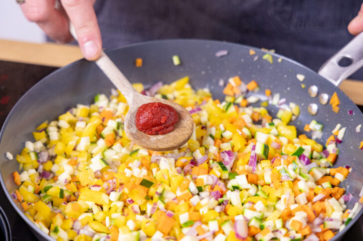 Tomatenmark dazugeben